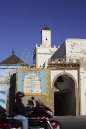 Image du Maroc Professionnelle de  Safi détient le record de par le nombre de portes que comporte sa médina.  Des porte qui n’ont même pas de nom comme celle-ci Bab Jamaa Saleh, une porte simple qui permet l’accès à cette ruelle de la médina en même temps à la mosquée, Lundi 26 Février 2007. Au premier plan un touriste sur sa moto en direction d'Essaouira. (Photo / Abdeljalil Bounhar)